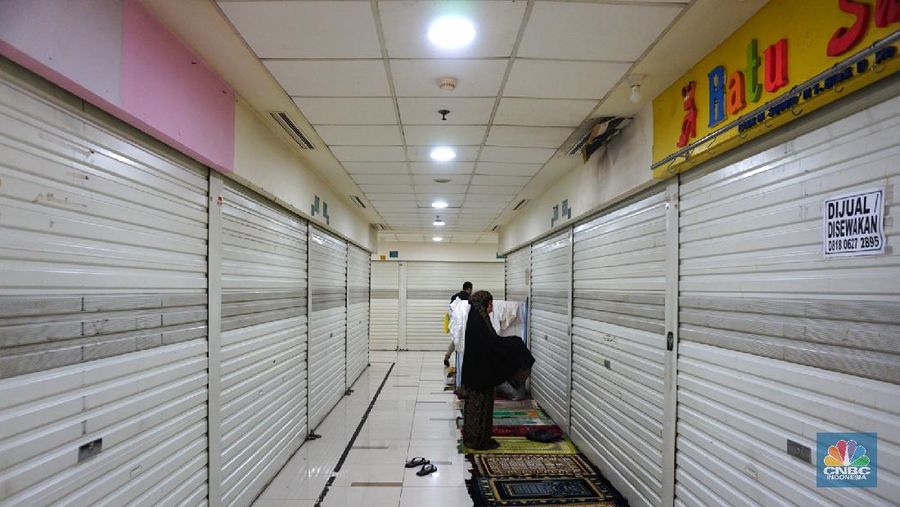 Sejumlah karyawan toko mulai menutup tokonya di mal kawasan Jakarta, Jumat (2/7/2021). Bisnis usat perbelanjaan semakin tertekan karena dilarang beroperasi besok selama PPKM Darurat 3 - 20 Juli 2021, imbasnya tenaga kerja mal dan penyewa tenenttenent sudah pasti dirumahkan. Salah satu karyawan toko mengatakan 