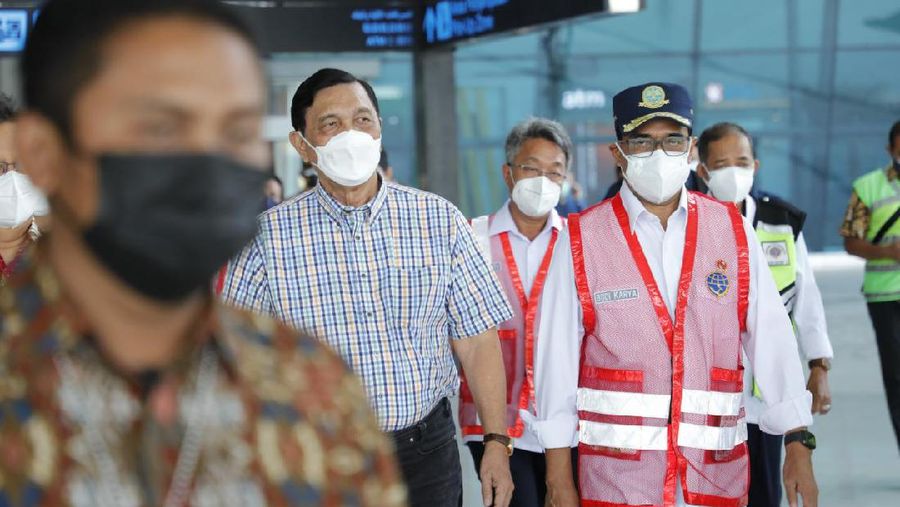 Luhut Binsar Pandjaitan dan Budi Karya Sumadi meninjau vaksinasi di Bandara Soekarno Hatta, Tangerang, Banten, Sabtu (3/7/2021). (Dok: kemenko Kemaritiman dan Investasi)