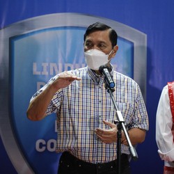 Luhut Blak-blakan Alasan Izinkan WNA Masuk Saat PPKM Darurat