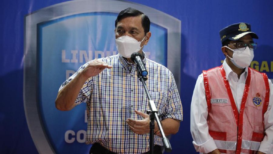 Luhut Binsar Pandjaitan dan Budi Karya Sumadi meninjau vaksinasi di Bandara Soekarno Hatta, Tangerang, Banten, Sabtu (3/7/2021). (Dok: kemenko Kemaritiman dan Investasi)