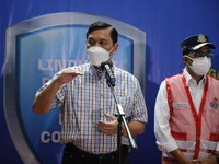 Luhut Blak-blakan Alasan Izinkan WNA Masuk Saat PPKM Darurat