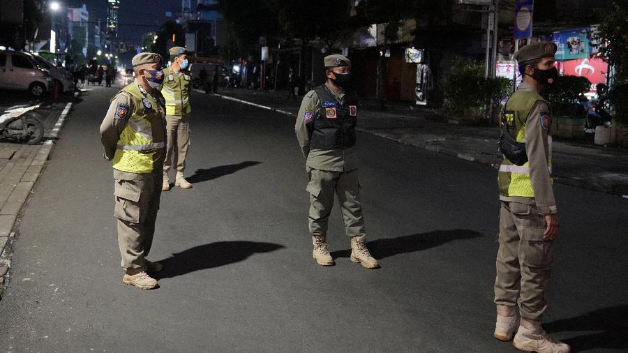 Penyekatan PPKM Darurat. (AP/Dita Alangkara)