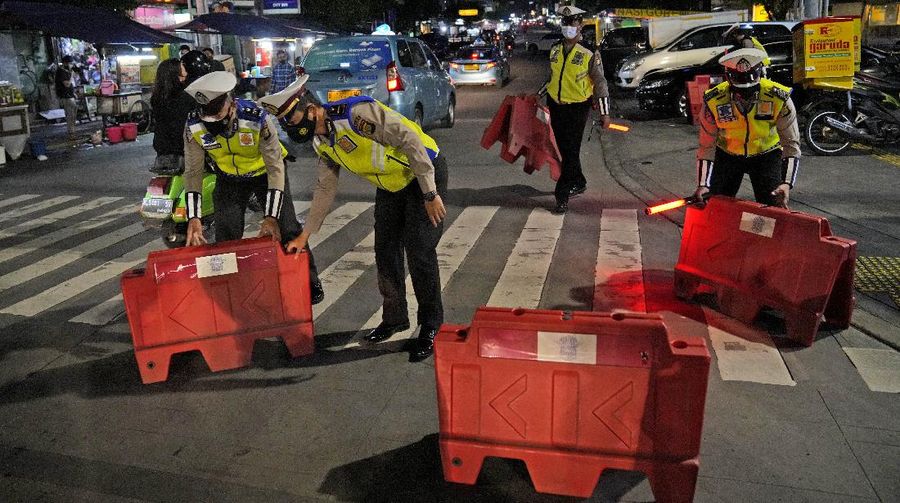 Penyekatan PPKM Darurat. (AP/Dita Alangkara)