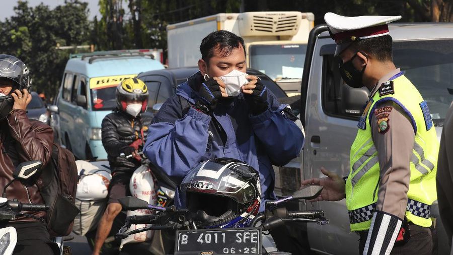 Penyekatan PPKM Darurat. (AP/Tatan Syuflana)