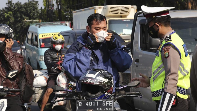 Penyekatan PPKM Darurat. (AP/Dita Alangkara)