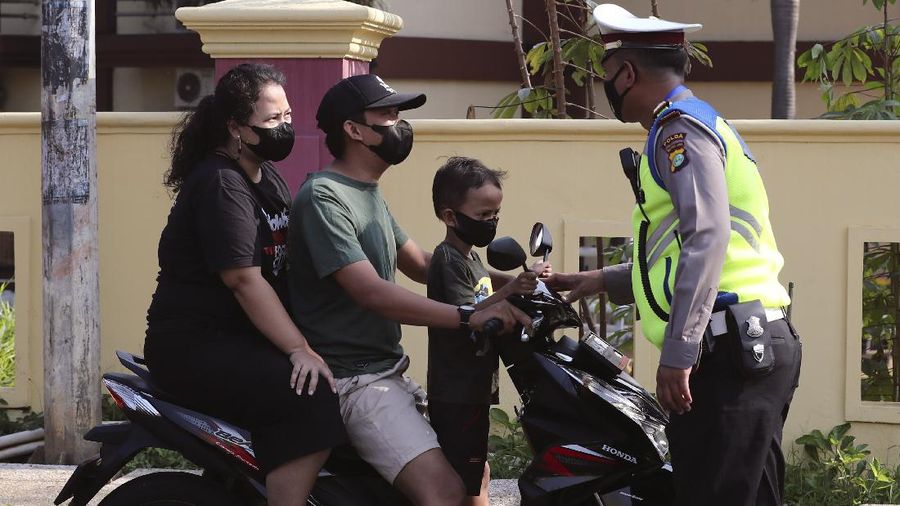 Penyekatan PPKM Darurat. (AP/Dita Alangkara)