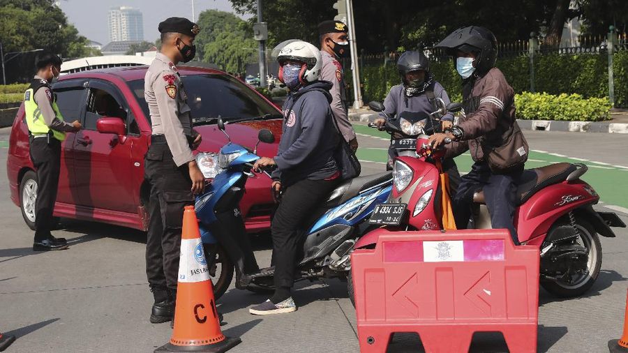 Penyekatan PPKM Darurat. (AP/Dita Alangkara)