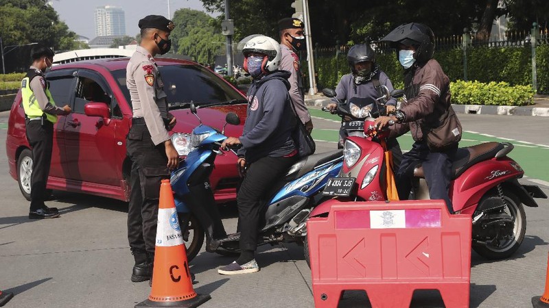 Penyekatan PPKM Darurat. (AP/Dita Alangkara)