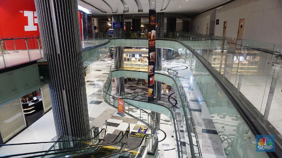 Suasana Mal sepi saat PPKM Darurat. (CNBC Indonesia/Tri Susilo)