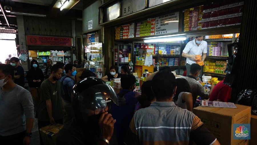 Suasana Penjualan Obat dan Alat Kesehatan di Pasar Pramuka. (CNBC Indonesia/Tri Susilo)