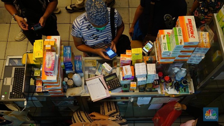 Suasana Penjualan Obat dan Alat Kesehatan di Pasar Pramuka. (CNBC Indonesia/Tri Susilo)