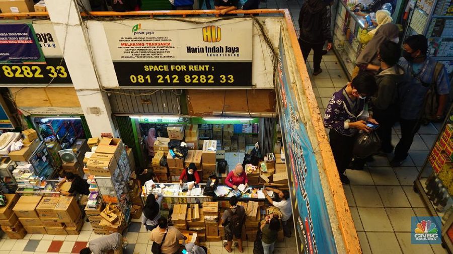 Suasana Penjualan Obat dan Alat Kesehatan di Pasar Pramuka. (CNBC Indonesia/Tri Susilo)
