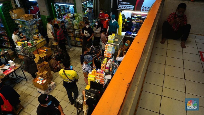 Suasana Penjualan Obat dan Alat Kesehatan di Pasar Pramuka. (CNBC Indonesia/Tri Susilo)