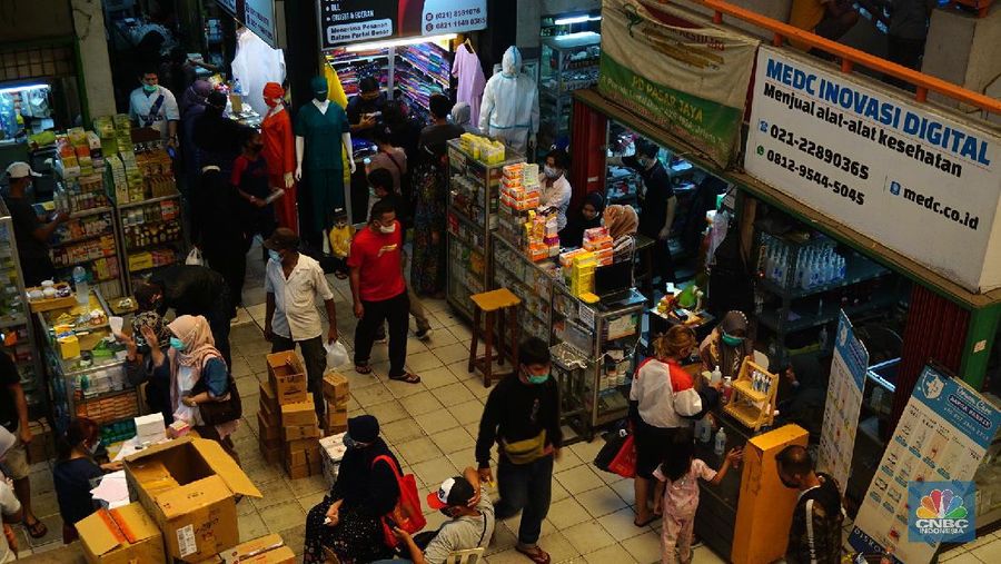 Suasana Penjualan Obat dan Alat Kesehatan di Pasar Pramuka. (CNBC Indonesia/Tri Susilo)