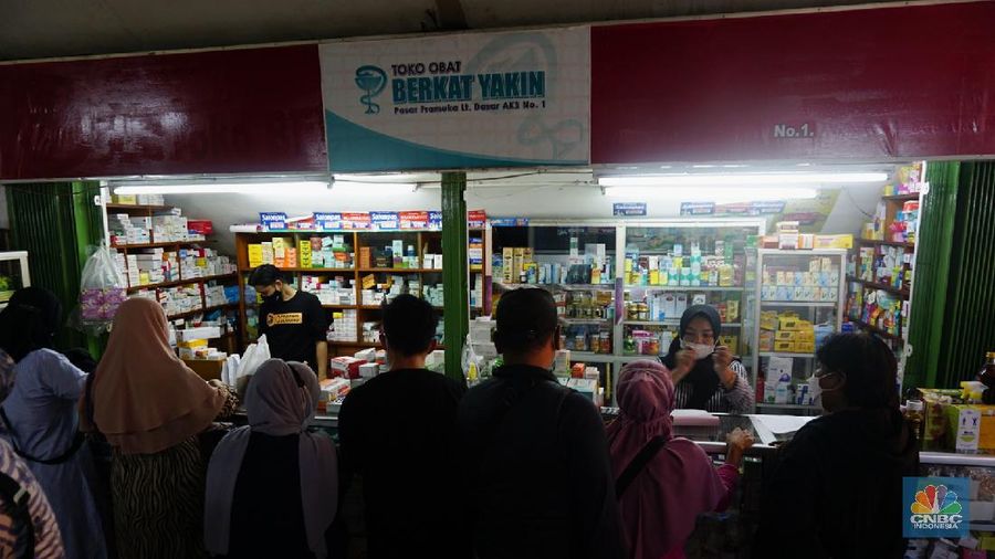 Suasana Penjualan Obat dan Alat Kesehatan di Pasar Pramuka. (CNBC Indonesia/Tri Susilo)