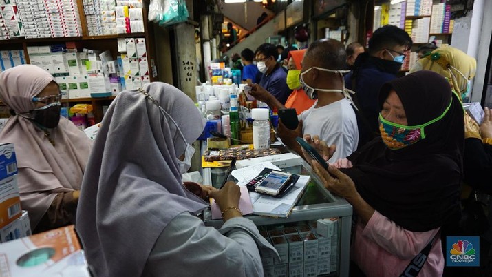 Suasana Penjualan Obat dan Alat Kesehatan di Pasar Pramuka. (CNBC Indonesia/Tri Susilo)