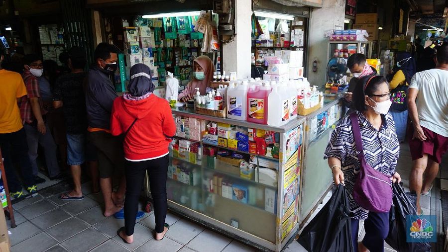 Suasana Penjualan Obat dan Alat Kesehatan di Pasar Pramuka. (CNBC Indonesia/Tri Susilo)