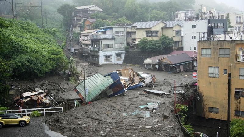 Tanah longsor yang dipicu hujan deras melanda beberapa rumah di wilayah Shizuoka, Jepang, Sabtu, (3/7/2021).  AP/