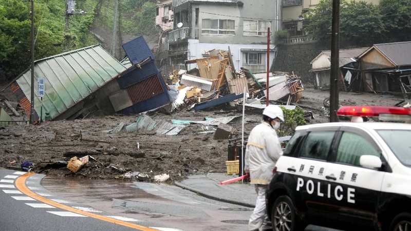 Tanah longsor yang dipicu hujan deras melanda beberapa rumah di wilayah Shizuoka, Jepang, Sabtu, (3/7/2021).  AP/