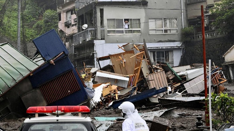 Tanah longsor yang dipicu hujan deras melanda beberapa rumah di wilayah Shizuoka, Jepang, Sabtu, (3/7/2021).  AP/