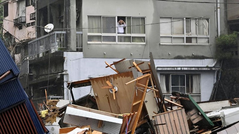 Tanah longsor yang dipicu hujan deras melanda beberapa rumah di wilayah Shizuoka, Jepang, Sabtu, (3/7/2021).  AP/