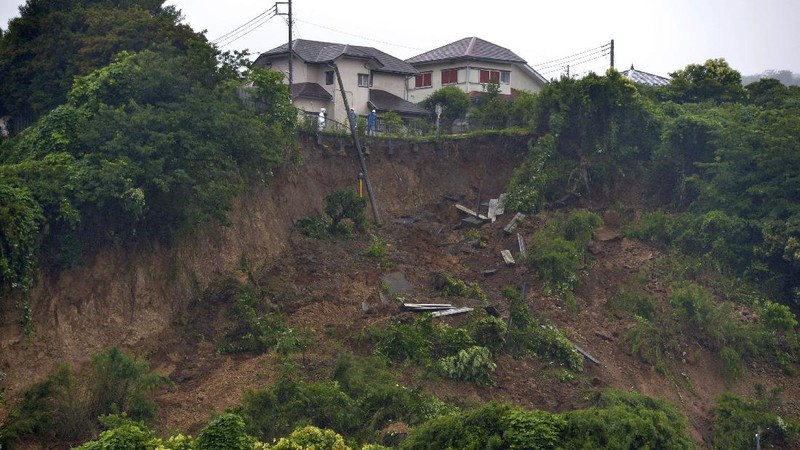 Tanah longsor yang dipicu hujan deras melanda beberapa rumah di wilayah Shizuoka, Jepang, Sabtu, (3/7/2021).  AP/