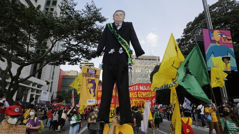 A giant cutout of Brazilian President Jair Bolsonaro towers over demonstrators marching along Paulista Avenue demanding Bolsonaro resign, in Sao Paulo, Brazil, Saturday, July 3, 2021. Activists called for nationwide demonstrations against Bolsonaro, gathering protestors to demand his impeachment amid allegations of potential corruption in the Health Ministry’s purchase of COVID-19 vaccines. (AP Photo/Nelson Antoine)