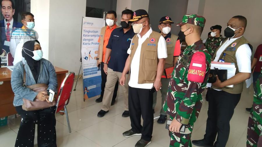 Ketua Satuan Tugas Penanganan Covid-19 Ganip Warsito melakukan inspeksi mendadak ke salah satu hotel karantina di Tangerang, Banten bagi para pelaku perjalanan Internasional. (Dok. BNPB)