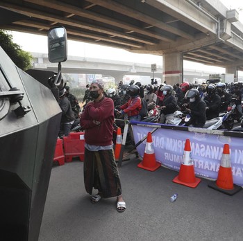 Panser dan Pasukan Senjata Kawal PPKM Darurat di Kalimalang