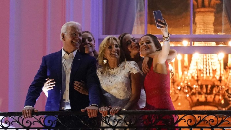Pesta kembang api kembali lagi di New Orleans pada perayaan Kemerdekaan AS (4/7/2021).  (AP/John Minchillo)