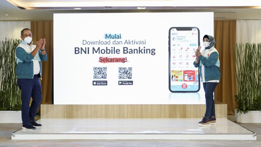 Direktur Utama BNI Royke Tumilaar (kiri) dan Wakil Direktur Utama BNI Adi Sulistyowati (kanan) pada peluncuran New BNI Mobile Banking di Jakarta, Senin (5 Juli 2021). Pada HUT ke-75, BNI meluncurkan New BNI Mobile Banking dengan tampilan yang lebih simple, fresh, dan clean, serta berbagai fitur inovatif seperti personalisasi, pengaturan menu favorit, tarik tunai tanpa kartu, QRIS hingga pengajuan digital loan.