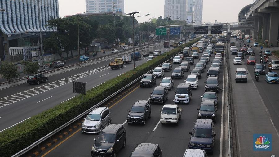 Ilustrasi macet tol dalam kota. (CNBC Indonesia/Andrean Kristianto)
