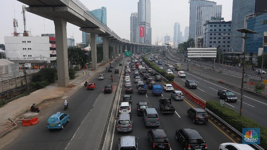Ilustrasi macet tol dalam kota. (CNBC Indonesia/Andrean Kristianto)