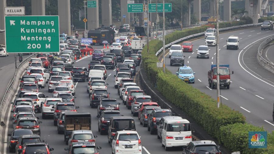 Ilustrasi macet tol dalam kota. (CNBC Indonesia/Andrean Kristianto)