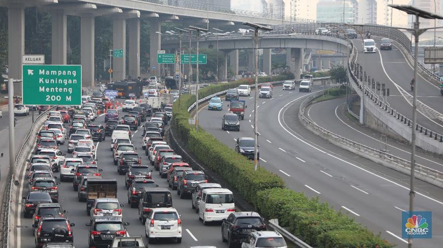 Ilustrasi macet tol dalam kota. (CNBC Indonesia/Andrean Kristianto)