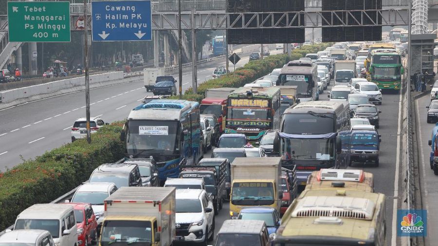 Ilustrasi macet tol dalam kota. (CNBC Indonesia/Andrean Kristianto)