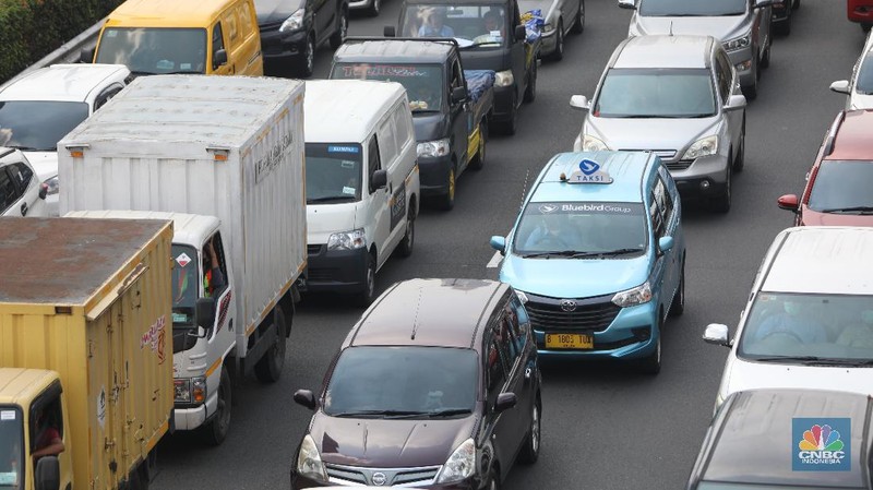 Ilustrasi macet tol dalam kota. (CNBC Indonesia/Andrean Kristianto)