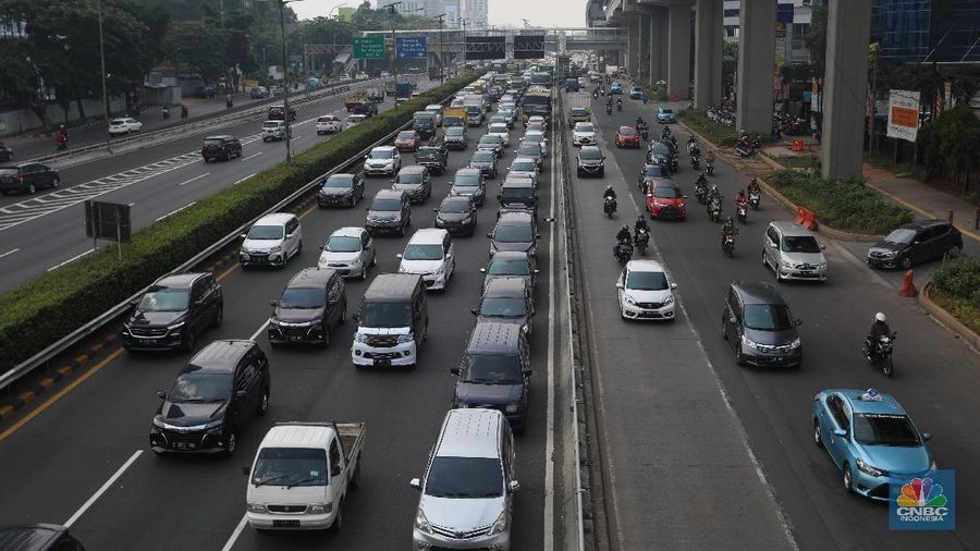 Ilustrasi macet tol dalam kota. (CNBC Indonesia/Andrean Kristianto)