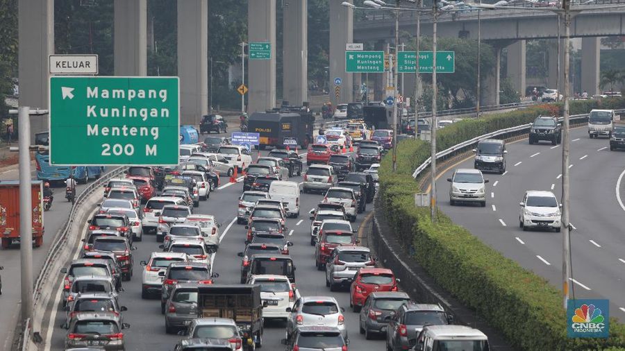 Ilustrasi macet tol dalam kota. (CNBC Indonesia/Andrean Kristianto)