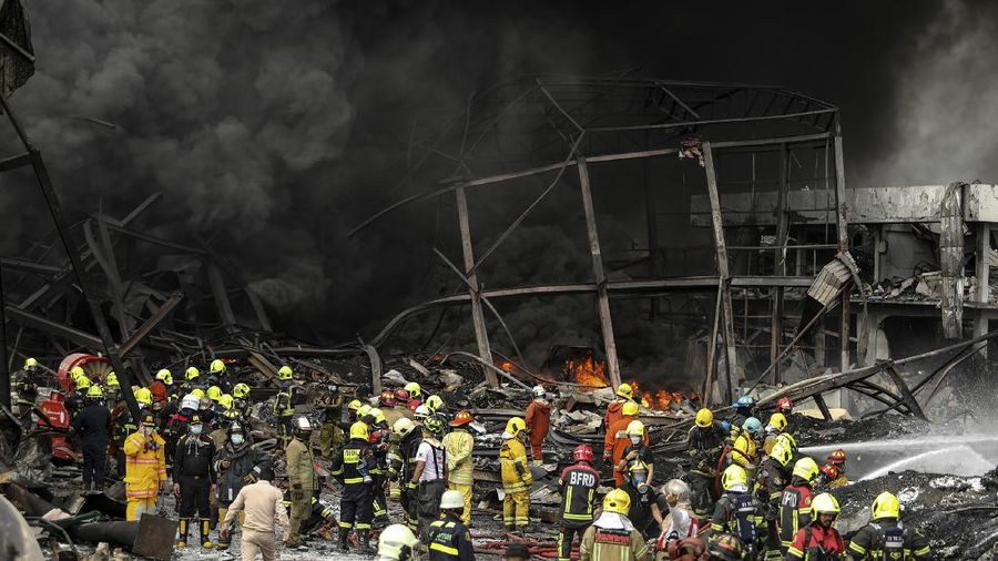 Ledakan yang dipicu kebakaran di sebuah pabrik terjadi di distrik Bang Phli mengguncang Bandara Suwarnabhumi, Bangkok, Provinsi Samut Prakan, Thailand. (AP/Nava Natthong)