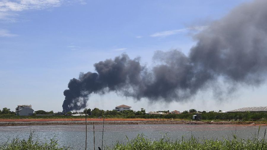 Ledakan yang dipicu kebakaran di sebuah pabrik terjadi di distrik Bang Phli mengguncang Bandara Suwarnabhumi, Bangkok, Provinsi Samut Prakan, Thailand. (AP/Nava Natthong)
