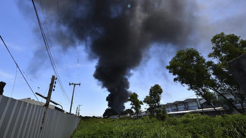 Ledakan yang dipicu kebakaran di sebuah pabrik terjadi di distrik Bang Phli mengguncang Bandara Suwarnabhumi, Bangkok, Provinsi Samut Prakan, Thailand. (AP/Nava Natthong)