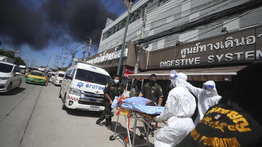 Ledakan yang dipicu kebakaran di sebuah pabrik terjadi di distrik Bang Phli mengguncang Bandara Suwarnabhumi, Bangkok, Provinsi Samut Prakan, Thailand. (AP/Nava Natthong)