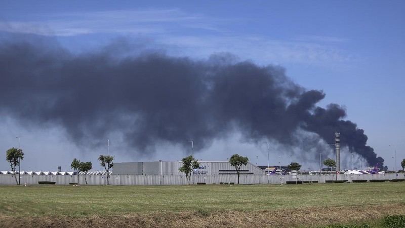 Ledakan yang dipicu kebakaran di sebuah pabrik terjadi di distrik Bang Phli mengguncang Bandara Suwarnabhumi, Bangkok, Provinsi Samut Prakan, Thailand. (AP/Nava Natthong)