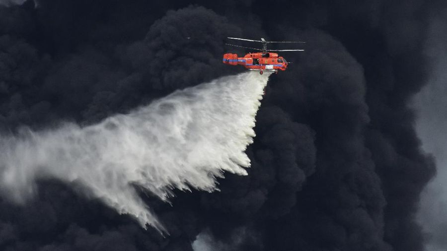 Ledakan yang dipicu kebakaran di sebuah pabrik terjadi di distrik Bang Phli mengguncang Bandara Suwarnabhumi, Bangkok, Provinsi Samut Prakan, Thailand. (AP/Nava Natthong)