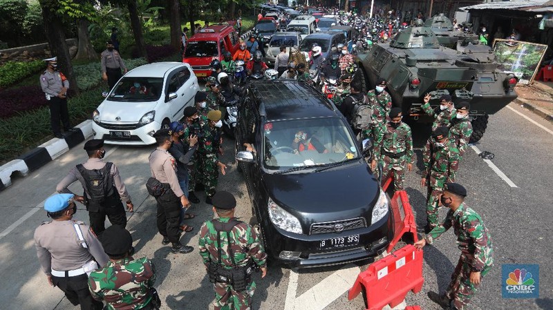 Penyekatan PPKM Darurat di Lenteng Agung, Jakarta, Senin (5/7/2021). (CNBC Indonesia/Andrean Kristianto)