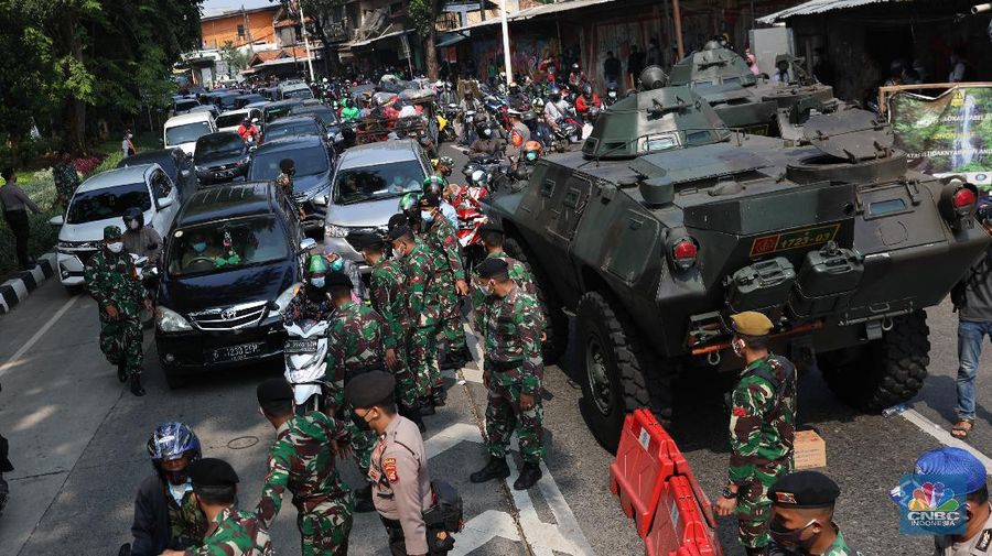 Penyekatan PPKM Darurat di Lenteng Agung, Jakarta, Senin (5/7/2021). (CNBC Indonesia/Andrean Kristianto)