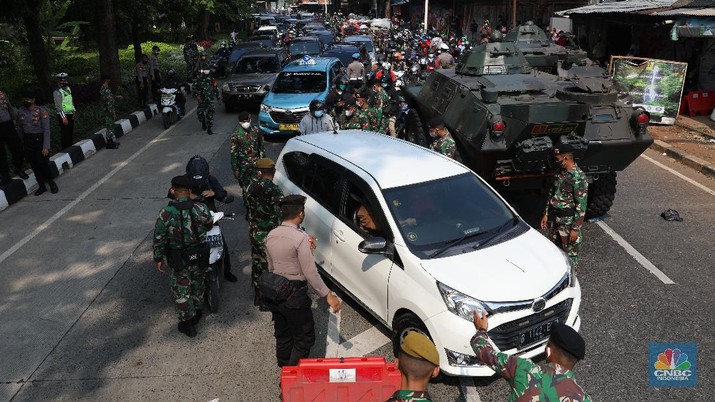 Penyekatan PPKM Darurat di Lenteng Agung, Jakarta, Senin (5/7/2021). (CNBC Indonesia/Andrean Kristianto)