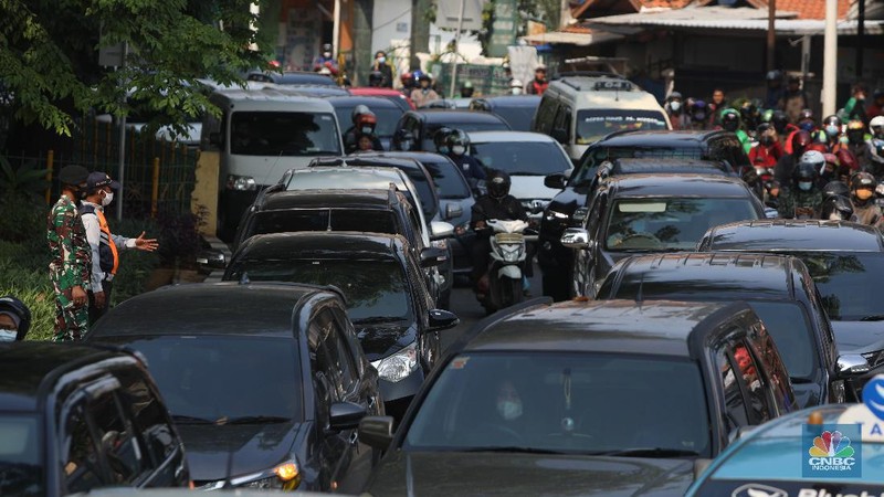 Penyekatan PPKM Darurat di Lenteng Agung, Jakarta, Senin (5/7/2021). (CNBC Indonesia/Andrean Kristianto)