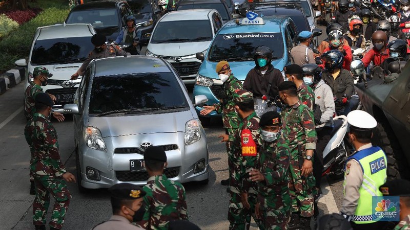 Penyekatan PPKM Darurat di Lenteng Agung, Jakarta, Senin (5/7/2021). (CNBC Indonesia/Andrean Kristianto)